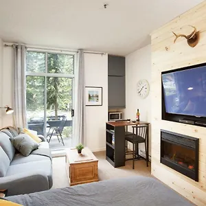 Apartment Impeccable Glacier W Pool+hot Tub, Whistler